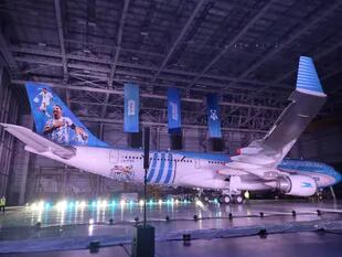 El avión que usará la selección argentina para el Mundial de Qatar, presentado por Aerolíneas Argentinas en conjunto con la AFA e YPF