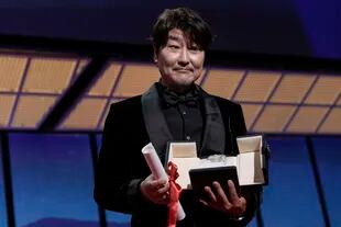El actor de Parasite, el coreano Song Kang-ho, recibe el premio al mejor actor en Cannes 2022

