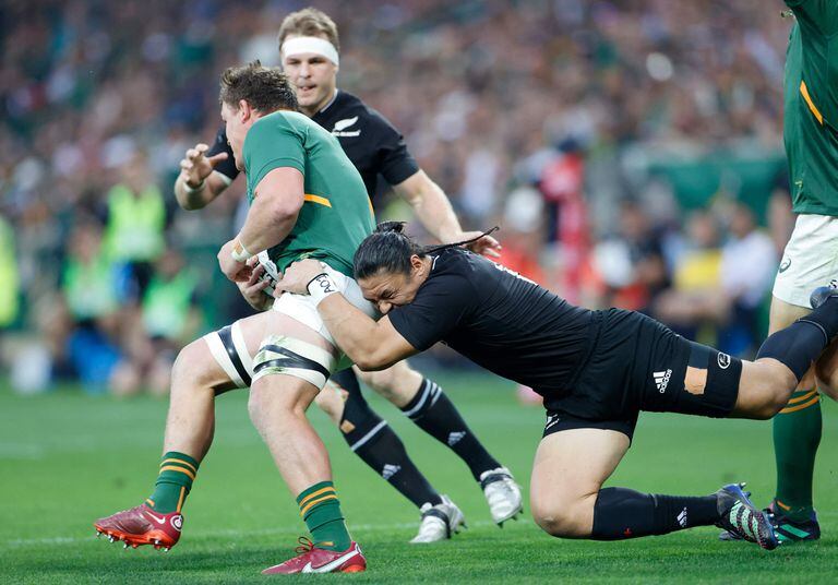Jasper Wiese se lanza al tacle en el partido por el Rugby Championship entre Sudáfrica y Nueva Zelanda