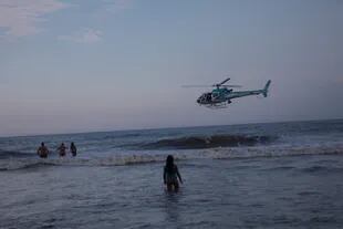 El helicóptero sobre la costa de Cariló, el domingo