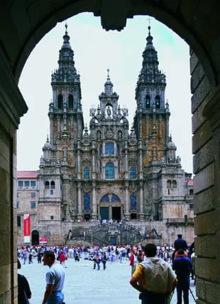 La Plaza del Obradoiro y la monumental fachada de la catedral de Santiago de Compostela