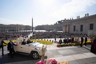 El Papa, en su llegada a la Plaza San Pedro, en el Vaticano. (Photo by Handout / VATICAN MEDIA / AFP)