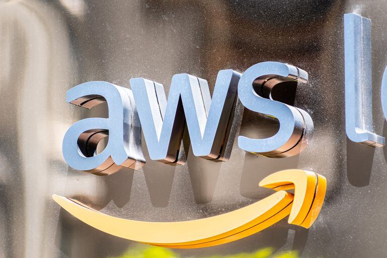AWS son las siglas de Amazon Web Services, la plataforma de almacenamiento de sitios y servicios de la compañía