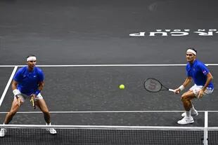 Nadal y Federer, grandes rivales durante casi dos décadas y muy buenos compañeros de ruta, jugaron juntos el dobles en la Laver Cup