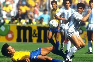 Pedro Troglio observa una jugada de la que participa Diego Maradona en el partido contra Brasil durante el Mundial Italia 90