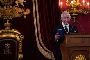 El rey Carlos III de Gran Bretaña hace su declaración durante una reunión del Consejo de Adhesión dentro del Palacio de St James en Londres el 10 de septiembre de 2022