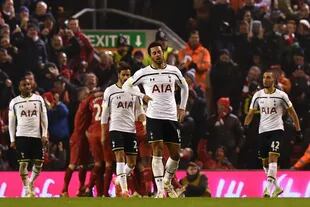 Tottenham detuvo su marcha triunfal en Liverpool