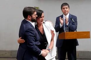 El presidente Gabriel Boric saluda a Izkia Siches, que dejó su puesto de ministra del Interior de Chile. (AP Photo/Luis Hidalgo)