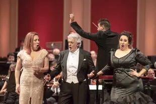 María José Siri, Plácido Domingo y Guadalupe Barrientos en un pasaje del concierto a beneficio de los damnificados por la guerra en Ucrania