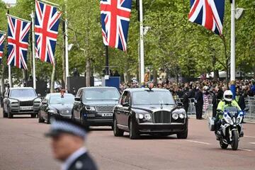 La caravana de autos que lleva al rey Carlos III de Gran Bretaña baja por el centro comercial de Londres
