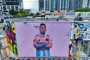 El artista que pintó el primer mural de Messi en Miami cuenta cómo imaginó su obra de arte