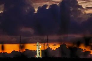 El cohete lunar de la NASA está listo al amanecer en la plataforma 39B antes de la misión Artemis 1 para orbitar la Luna en el Centro Espacial Kennedy, el lunes 29 de agosto de 2022, en Cabo Cañaveral, Florida (AP Photo/Brynn Anderson)