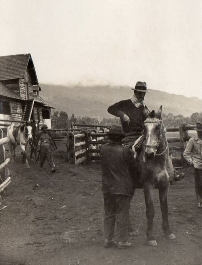 Alejandro Bustillo, de sombrero y bufanda, montando a caballo para un recorrido por los alrededores de Cumelén. Villa La Angostura. (Foto: Antonio Lynch. Año 1934)