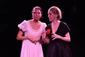 Evita y Mariquita Sánchez de Thompson discuten sobre la grieta, en un escenario
