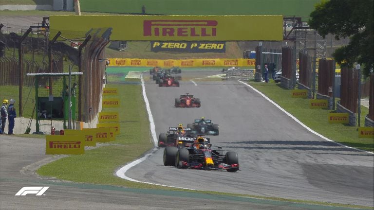 Vertappen lidera la carrera seguido de Checo Pérez y luego, Hamilton