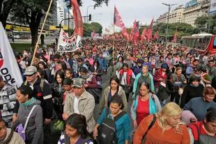 Manifestantes marchan hacia Plaza de Mayo
