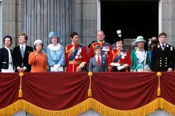 La Reina Isabel II de Gran Bretaña, tercera desde la derecha, junto a los miembros de la Familia Real, en el balcón del Palacio de Buckingham, Londres, después de asistir al Trooping of the Colour anual, el 13 de junio de 1981