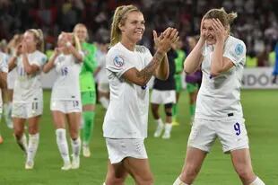 Leah Williamson (centro) y Ellen White festejan el triunfo de la selección inglesa durante la Eurocopa femenina