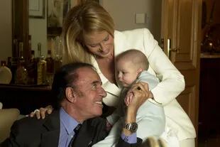 Carlos Saul Menem y Cecilia Bolocco junto a su hijo Máximo Saul, en Santiago de Chile, el 7 de abril de 2004