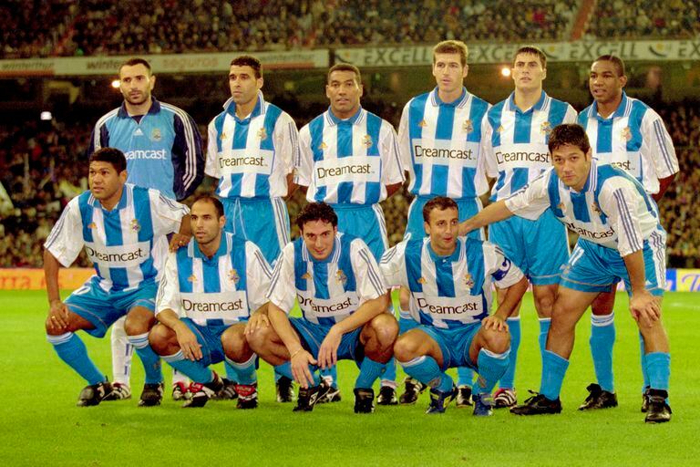 Una formación de La Coruña del 2000, temporada en la que los gallegos ganarían la Liga española; arriba, el tercero de izquierda a derecha es Mauro Silva, y justo delante suyo, hincado, con cara de travieso... Scaloni  