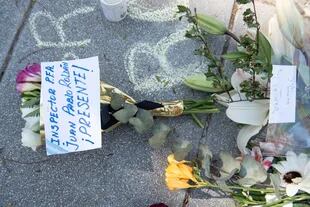 Colocan flores en el lugar donde fue asesinado el policía