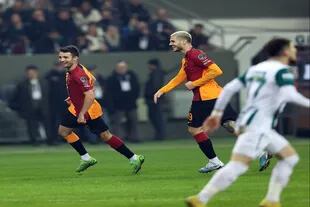 Mauro Icardi festeja junto a Dries Mertens, a quien asistió en uno de los goles de Galatasaray.