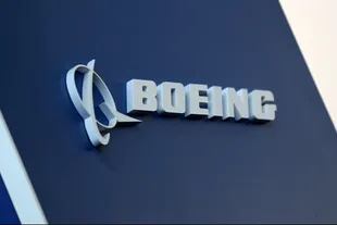 El logotipo de Boeing se muestra en la Feria y Exposición de Aviación Empresarial de América Latina (LABACE) en el aeropuerto de Congonhas en San Pablo, Brasil