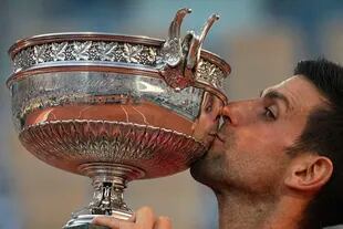 Persisten dudas sobre si a Djokovic le permitirán defender su título de Roland Garros.