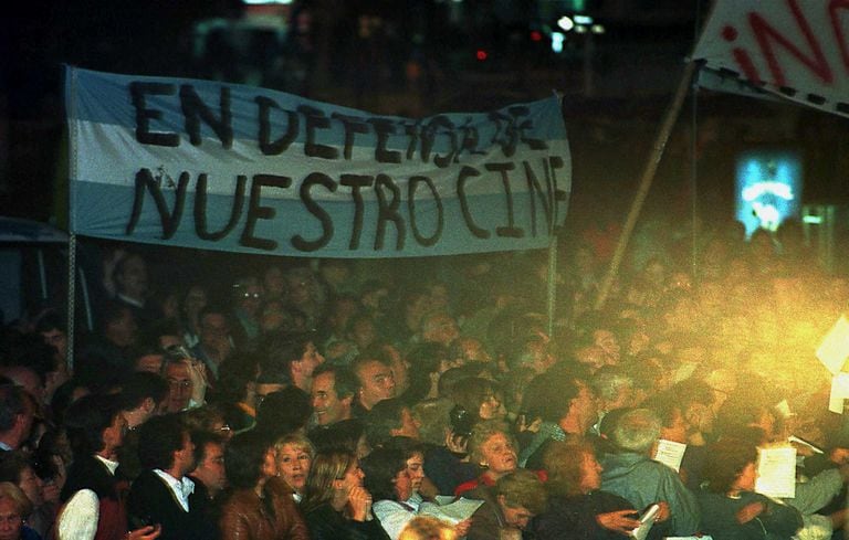 Estudiantes se manifiestan durante la inauguración del Festival de Cine de Mar del Plata
