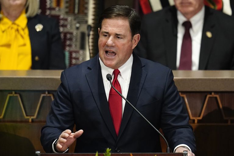 El gobernador republicano Doug Ducey pronuncia su discurso sobre el Estado del Estado en el capitolio de Arizona, el lunes 10 de enero de 2022, en Phoenix. (AP Foto/Ross D. Franklin)