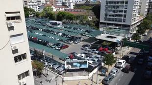 Sobre la avenida Córdoba está uno de los ingresos del estacionamiento y, al lado, la torre cuya altura pretendía igualar el edificio propuesto en el convenio urbanístico que no fue avalado