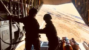 Despacho de raciones desde un avión de la Armada Británica hacia los destacamentos Rapier en suelo malvinense