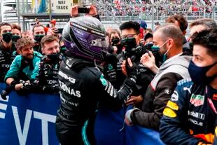 El piloto británico de Mercedes, Lewis Hamilton, celebra con su equipo tras ganar el Gran Premio de Rusia 