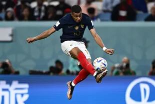 El delantero francés Kylian Mbappe patea el balón durante el partido del Grupo D de la Copa Mundial Qatar 2022, entre Francia y Australia
