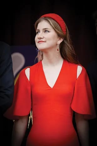 A sus 20 años, la princesa Elisabeth demuestra un estilo de tendencia: acompañó su vestido de Victoria Beckham con una vincha diadema, de última moda.

