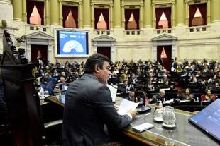 Omar de Marchi presidiendo el debate en Diputados.