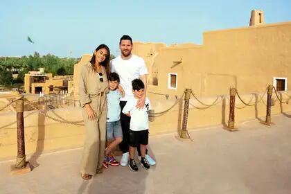 Lionel Messi, con su familia, durante un reciente viaje por Arabia Saudita que le valió una sanción de su equipo, PSG