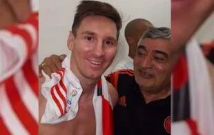 Raúl Quiroga, el utiliero de River Plate, junto a Lionel Messi durante el Mundial de Clubes 2015.