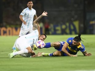 Desde el suelo, Ruíz Rodríguez y Orsini disputan la pelota; el atacante de Boca participó de la acción del gol y enseñó una mejor versión que en 2022