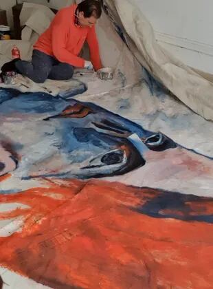 El artista Walter Di Santo pinta la vela de homenaje a los pioneros en Malvinas que portó la Fragata Libertad