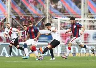 Milton Casco controla el balón ante la marca de Cerutti