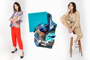 Kimono corto o largo, uno de los ítems del verano, que Mariana Dappiano incluye en su colección lisos o estampados. El pañuelo de la colección Ceta, en till de seda natural, es una delicadeza total. Y, con la compra superior a $20.000, va una chalina de regalo