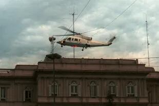 El 20 de diciembre de 2001, Fernando De la Rúa presentó su renuncia como presidente y se fue de la Casa Rosada en helicóptero