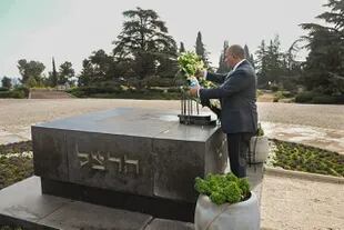 Manzur encendió la Llama Perpetua de la Grabación en memoria de los seis millones de judíos víctimas del Holocausto perpetrado por el régimen nazi.