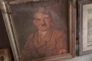Un cuadro de Adolf Hitler también fue hallado en el doble fondo de la pared