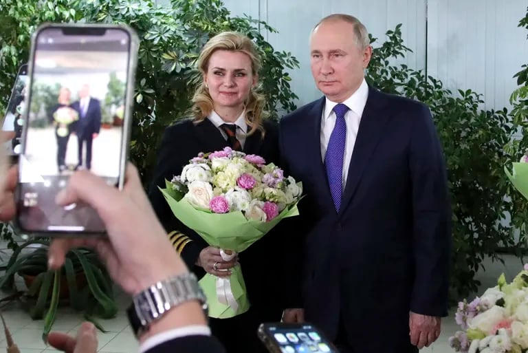 Putin posa para una selfie durante su visita a la compañía Aeroflot