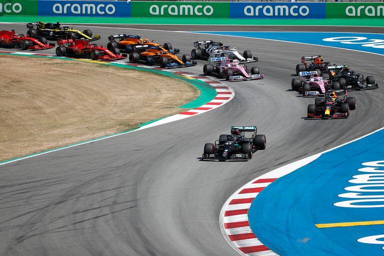 Lewis Hamilton lidera el pelotón, mientras su compañero Valtteri Bottas cae al cuarto puesto, superado por Max Verstappen y Lance Stroll; el británico gestionó los neumáticos para arrasar en Montmeló
