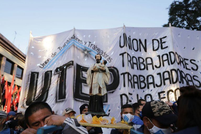 La movilización comenzó en el santuario e San Cayetano, en Liniers, y terminó con un acto en Plaza de Mayo