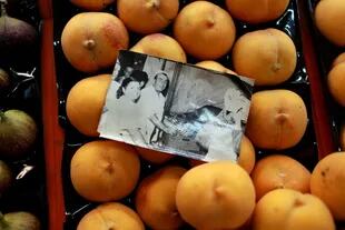 ANTEPASADOS. Los padres y el tío de Andrea Pellegrini mantienen el puesto de frutas en Belgrano. Al principio sólo vendían sandía, ananá y bananas