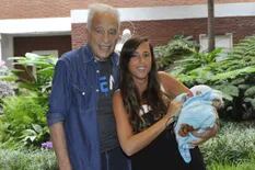 Alberto Cormillot y Estefanía Pasquini presentaron a su bebé a la salida del sanatorio
